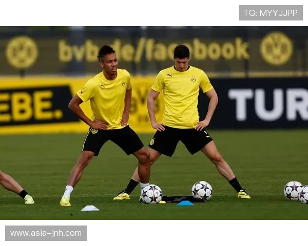 奥巴梅扬助攻后与队友庆祝显领袖风范